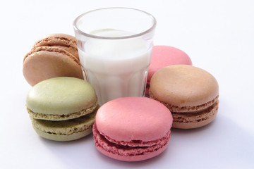 Pasticcini di Macarons con sfondo bianco