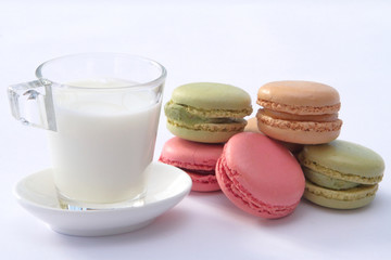 Pasticcini di Macarons con sfondo bianco