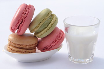 Pasticcini di Macarons con sfondo bianco