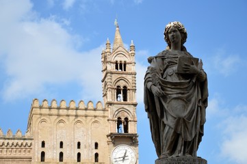 Fototapeta na wymiar beautiful architecture of the cathedral of palermo