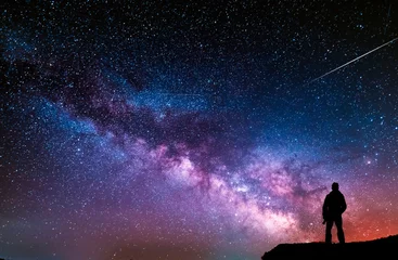 Foto op Plexiglas Mooie Sterrennacht, man silhouet met een camera kijken naar de Melkweg. © Inga Av