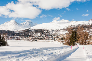 St. Moritz, St. Moritzersee, Oberengadin, Winter, Wintersport, Engadiner Dorf, Corviglia, Alpen, Graubünden, Schweiz
