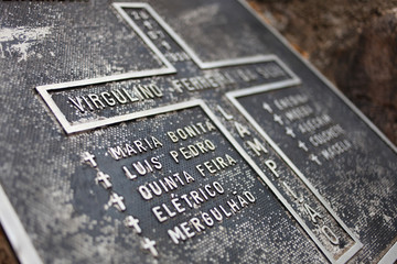 Lápide com os nomes de Lampião, Maria Bonita e outros nove cangaceiros mortos na Grota do Angico