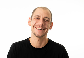 Obraz premium Close up portrait of smiling attractive young man with happy face looking at the camera