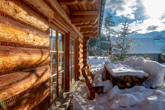 Piękny widok z przydomowego drewnianego  tarasu na Tatry