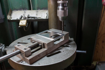 ボール盤で穴あけ作業