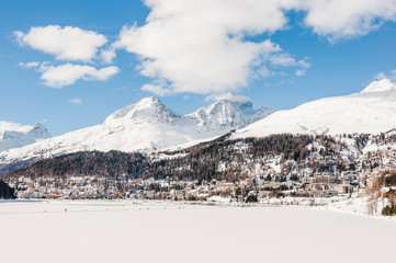 St. Moritz, St. Moritzersee, Corviglia, Piz Julier, Piz Nair, Alpen, Oberengadin, Winter, Wintersport, Graubünden, Schweiz