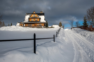 Dom na skraju wsi tuż przed burzą śnieżną