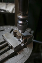 ギヤに穴あけ作業