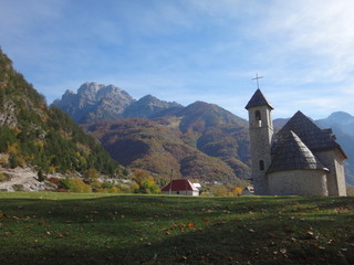 Kościół w wiosce Theth w Górach Przeklętych w Albanii