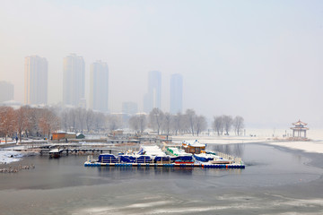 Obraz premium park sightseeing boat terminal snow scene