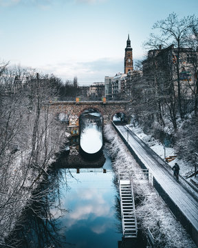 Leipzig Stadt im Winter an einem Fluss mit Br&uuml;cke