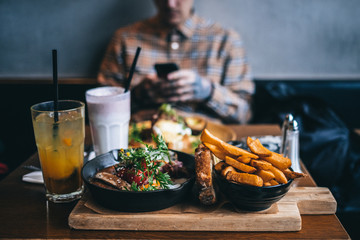 Mittagessen im Restaurant mit einer Person