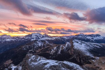 Fototapeta na wymiar Tramonto nelle Dolomiti, da Cima Lagazuoi, Veneto