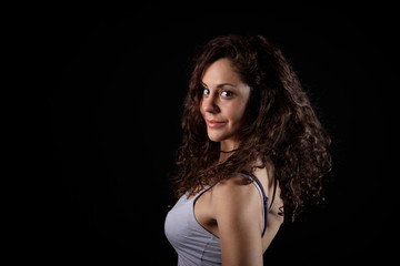 Naklejka premium closeup portrait of a beautiful young woman with back background and copy space