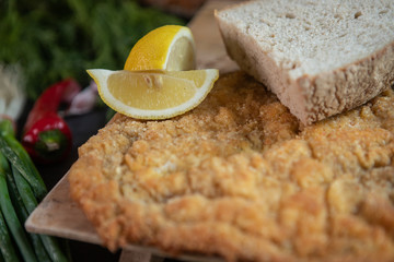 Kotlet schabowy z pajdą chleba