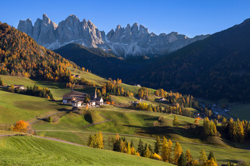 Val di Funes, Santa Maddalena in autunno con le Odle nello sfondo, Trentino Alto Adige