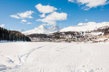 Fototapeta na wymiar St. Moritz, St. Moritzersee, Corviglia, Piz Julier, Piz Nair, Alpen, Oberengadin, Winter, Wintersport, Graubünden, Schweiz