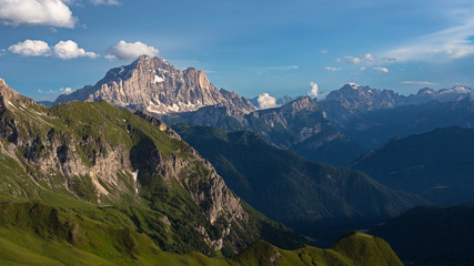 Vista panoramica nelle Dolomiti, dalla cima del Monte Averau con vista verso il Monte Civetta, Cortina, Veneto,