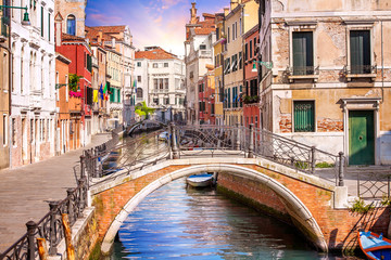 Fototapeta na wymiar Colorful Venice Street and canals, Italie