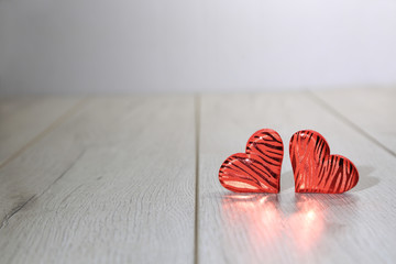 Dwa czerwone serca na deskach, 14 lutego, Walentynki. - obrazy, fototapety, plakaty