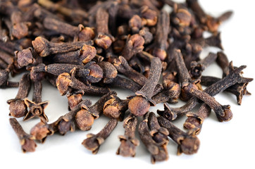 Obraz premium Spice cloves. Carnation. The buds fragrant cloves on a white background, isolated. Shallow depth of field, closeup.