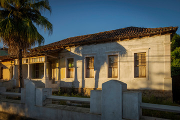 Casarão colonial desabitado em Guarani, estado de Minas Gerais, Brasil