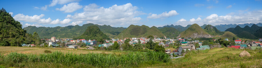 Fototapeta na wymiar Panoramique sur les collines de Tam Son, Vietnam.
