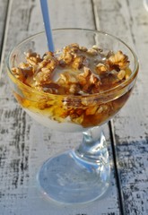 Joghurt mit Nüssen und Honig
