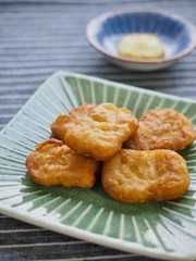 치킨 너겟과 머스타드 소스와  젓가락