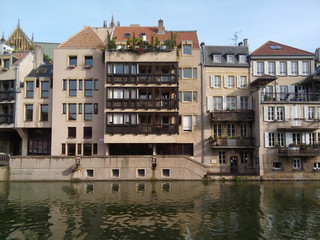 Fototapeta na wymiar Houses along canal