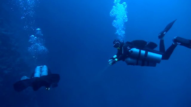 Tech diver communicates with light