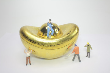 a mini figure with the big gold
