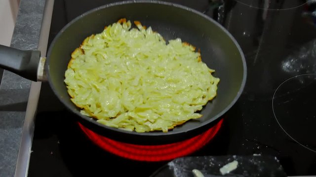 male cooks Hasch Browns R&radic;&part;sti Kochen