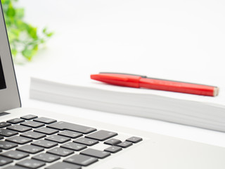 コンピュータと書類　ビジネスイメージ