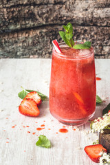 Cocktail de Granité à la Fraise et Vin Rosé pour l' été 
