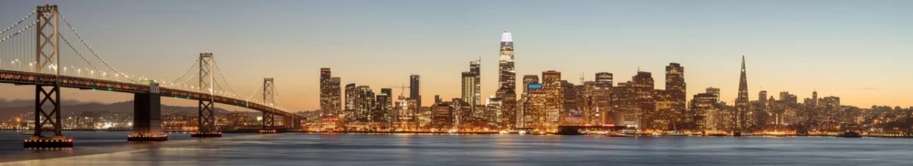 Foto op Canvas De Bay Bridge en het Panorama van de Horizon van San Francisco. Uitzicht vanaf het eiland Yerba Buena op een heldere winteravond.. © Yuval Helfman