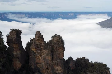 Cercles muraux Trois sœurs Three sisters blue mountains admist fog and clouds