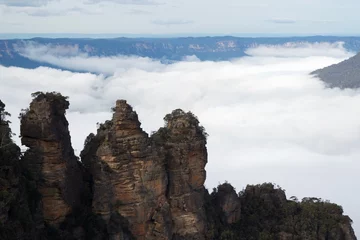 Cercles muraux Trois sœurs three sisters blue mountains admist clouds and fog
