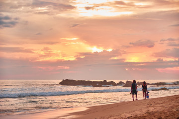 Fototapeta na wymiar Stunning sunset on the beach overlooking the ocean and the waves. 
