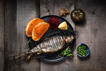 Danie obiadowe, ryba z rusztu z pieczywem. © foodandcook