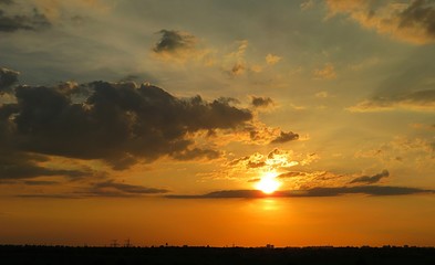 Obraz premium Beautiful yellow golden sunset background over the city 