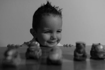 Junger Knabe am spielen ganz föhlich