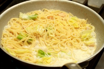 春キャベツとシーフードパスタ