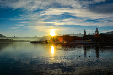 See in den Bergen im Sonnenaufgang