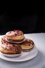 Tradycyjne pączki. Apetyczne słodkie ciastka na kuchennym białym tle