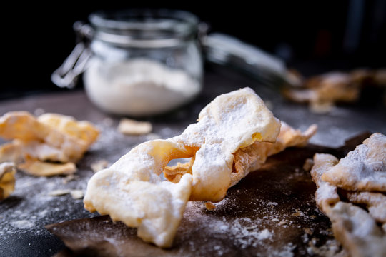Karnawałowe ciastka. Apetyczne delikatne ciastka z kruchego ciasta