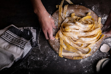 Wyrabianie makaronu.
