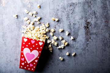 Walentynkowy wieczór w kinie. Święto zakochanych, popcorn i serduszka - obrazy, fototapety, plakaty