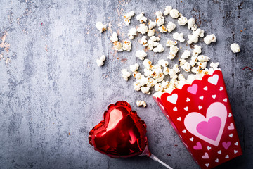 Walentynki w kinie. Święto zakochanych, popcorn i serduszka